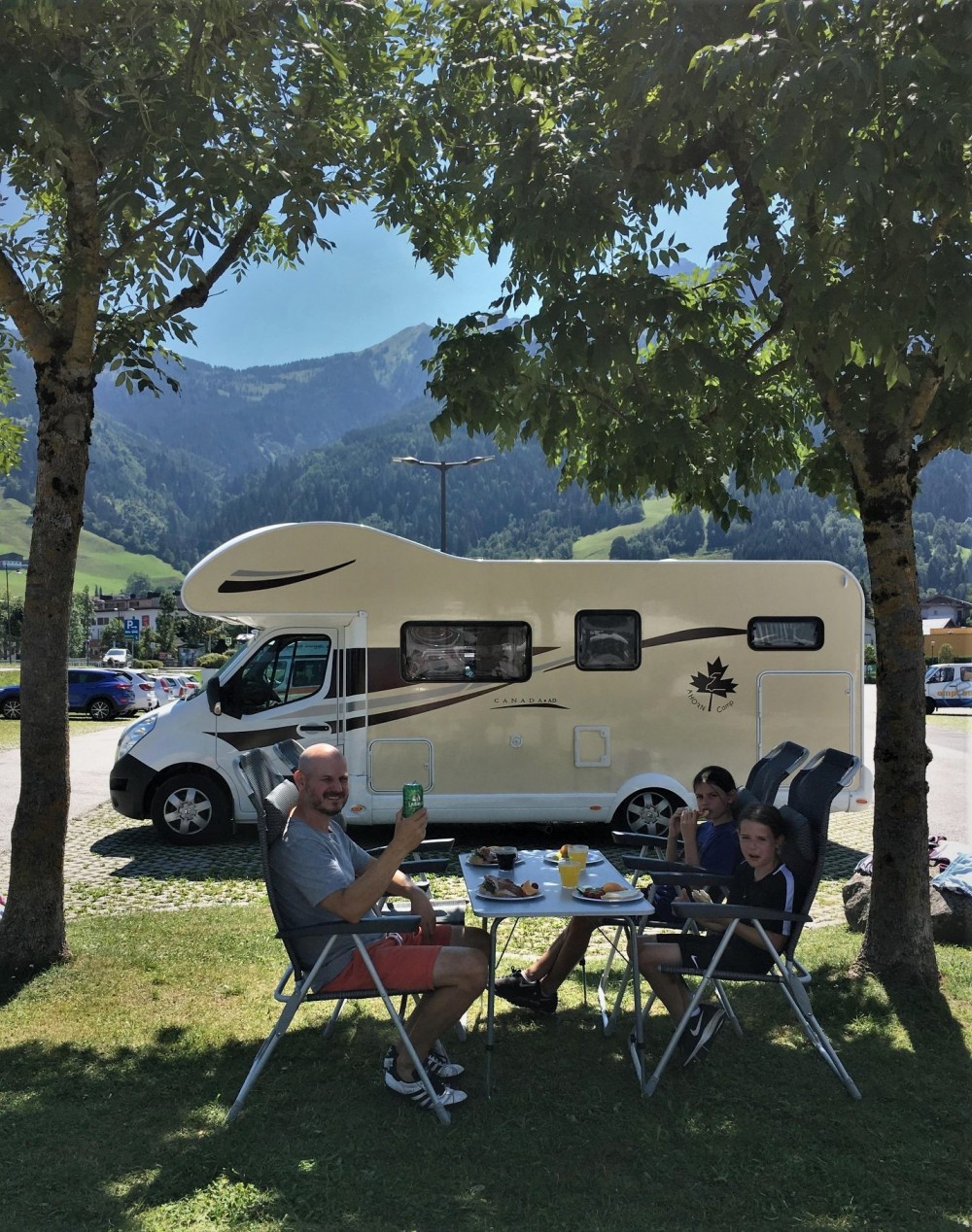 Our campers enjoying lunch at one of the camperstops.